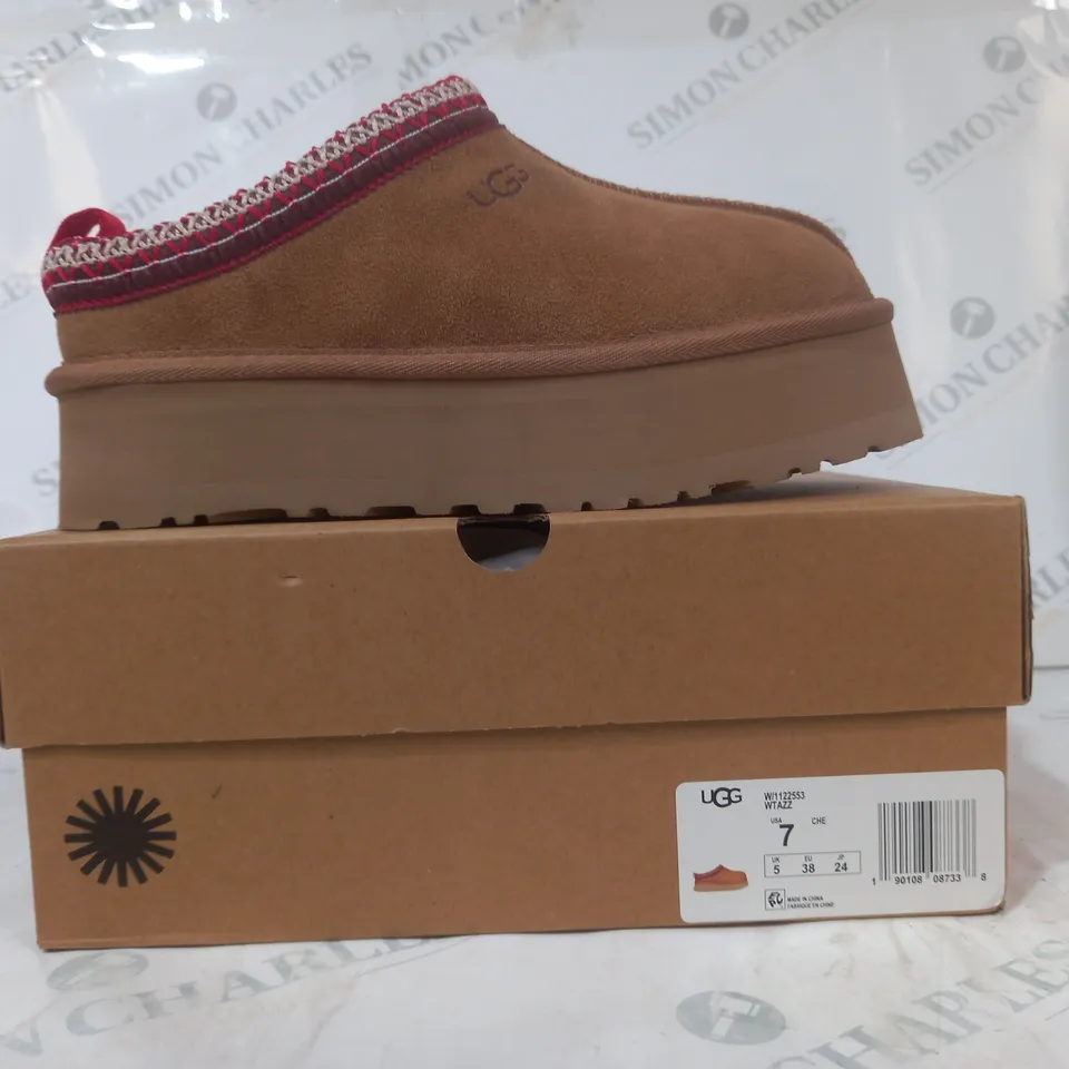 BOXED PAIR OF UGG WTAZZ SHOES IN CHESTNUT SIZE 5