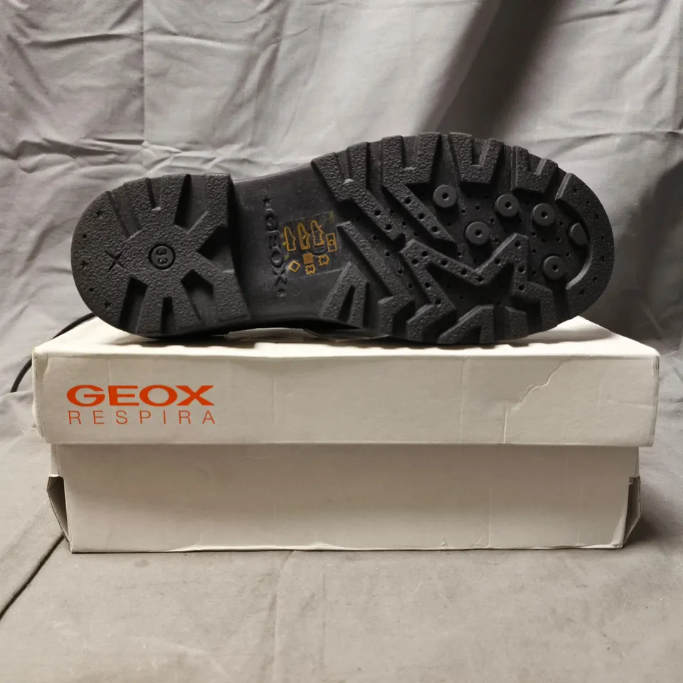 BOXED PAIR OF GEOX RESPIRA KID'S SHOES IN BLACK SIZE UK 1