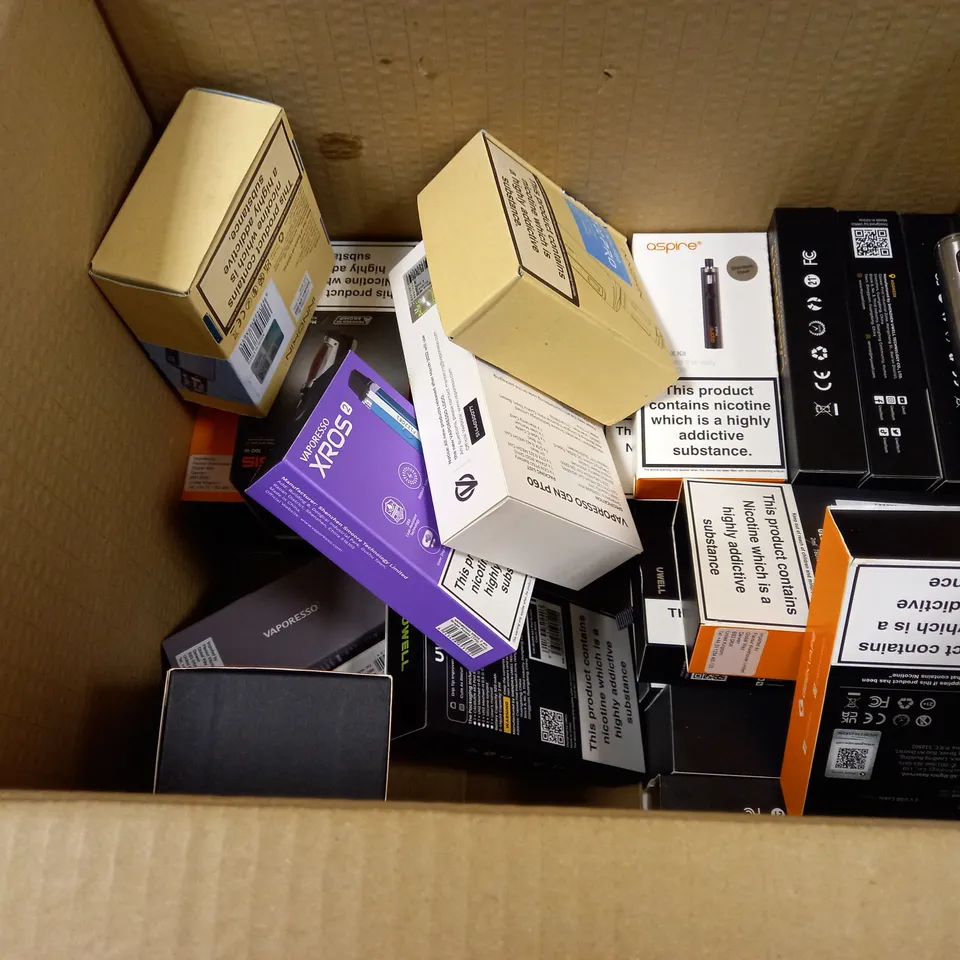 BOX OF APPROXMATELY 28 E-CIGARETTES AND LIQUIDS TO INCLUDE VAPORESSO GEN PT60, VAPROSSO XROS2, INNOKIN ENDURA T22 PRO, ETC