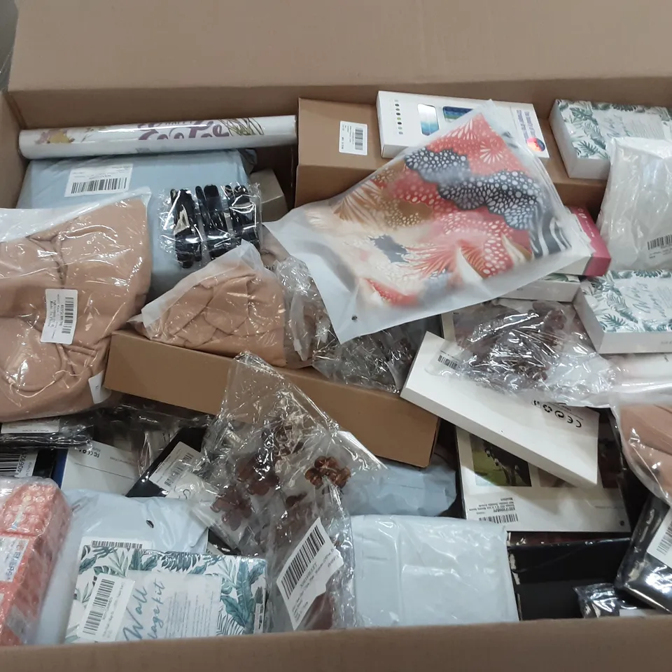 PALLET OF ASSORTED HOMEWARE ITEMS TO INCLUDE CRAFTS SUPPLIES, CALENDARS, CLOTHES ETC 