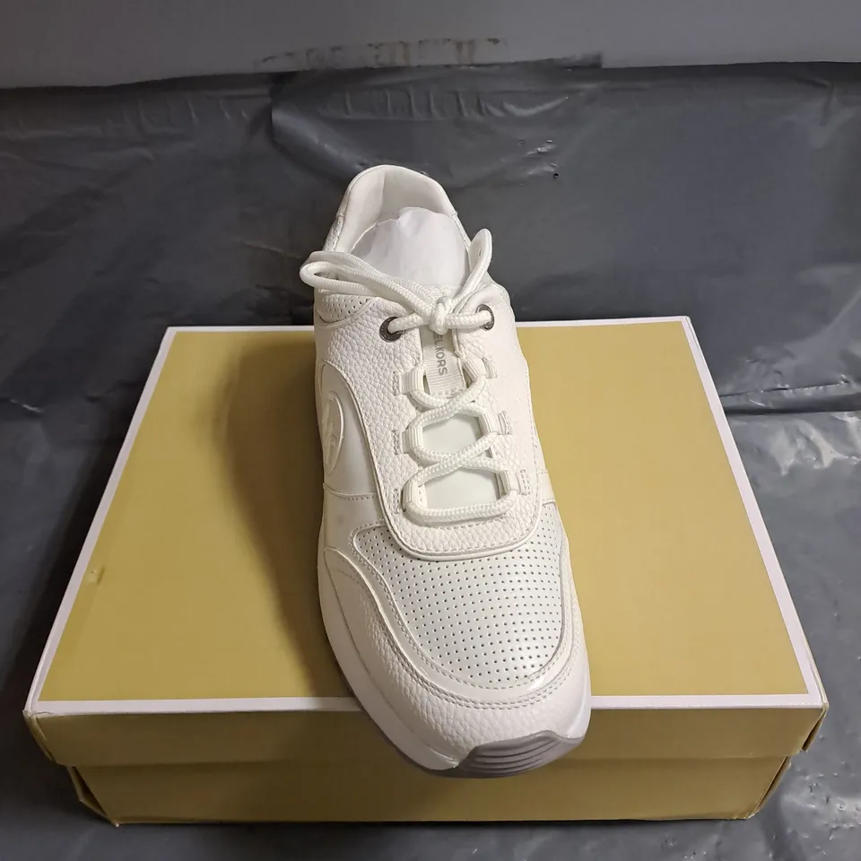 BOXED PAIR OF MICHAEL KORS PERCY FAUX LEATHER TRAINER IN WHITE SIZE US 10M
