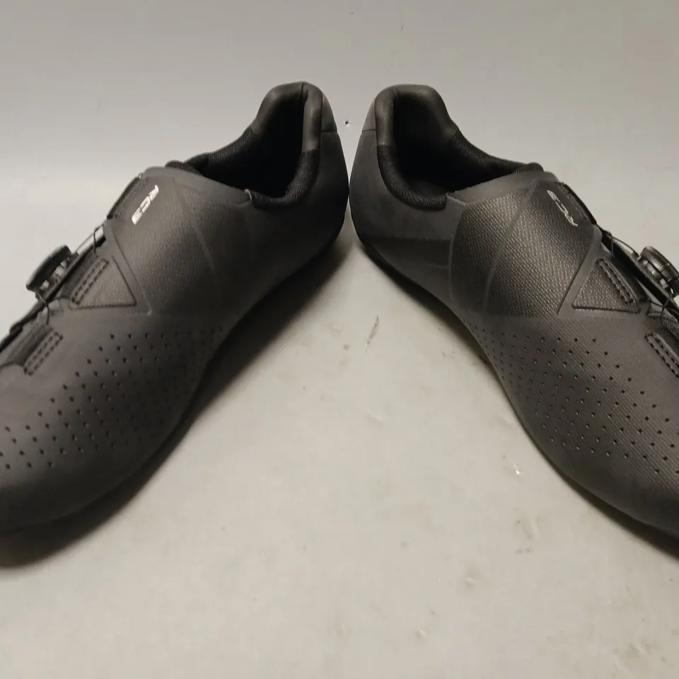 BOXED PAIR OF SHIMANO DYNALAST RC3 ROAD CYCLING SHOES IN BLACK EU SIZE 45