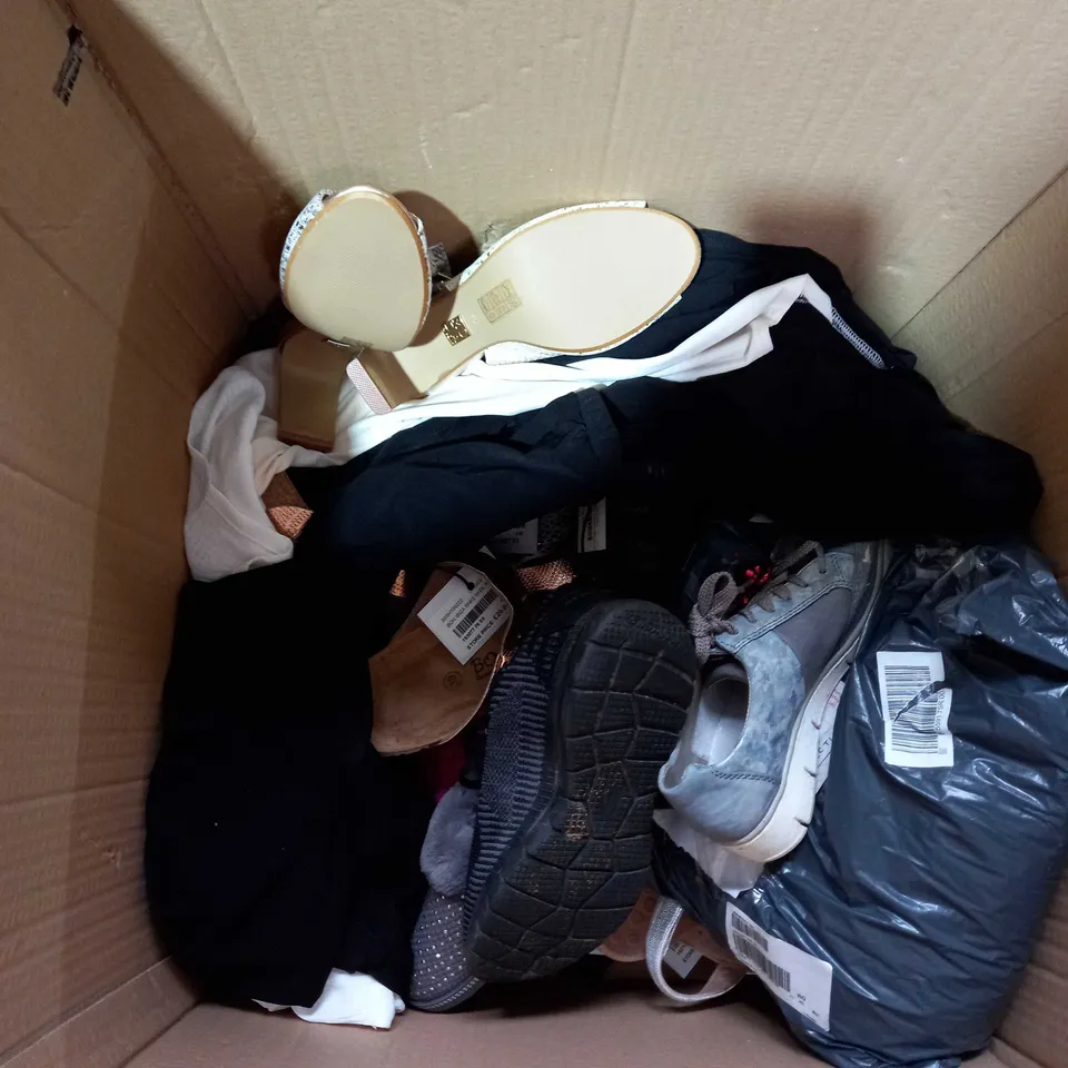 LOT OF APPROXIMATELY 15 CLOTHING AND FOOTWEAR ITEMS IN VARIOUS SIZES TO INCLUDE KIM & CO DRESS, DANNII MINOGUE TOP, WYNNE LOUNGE JUMPER ETC