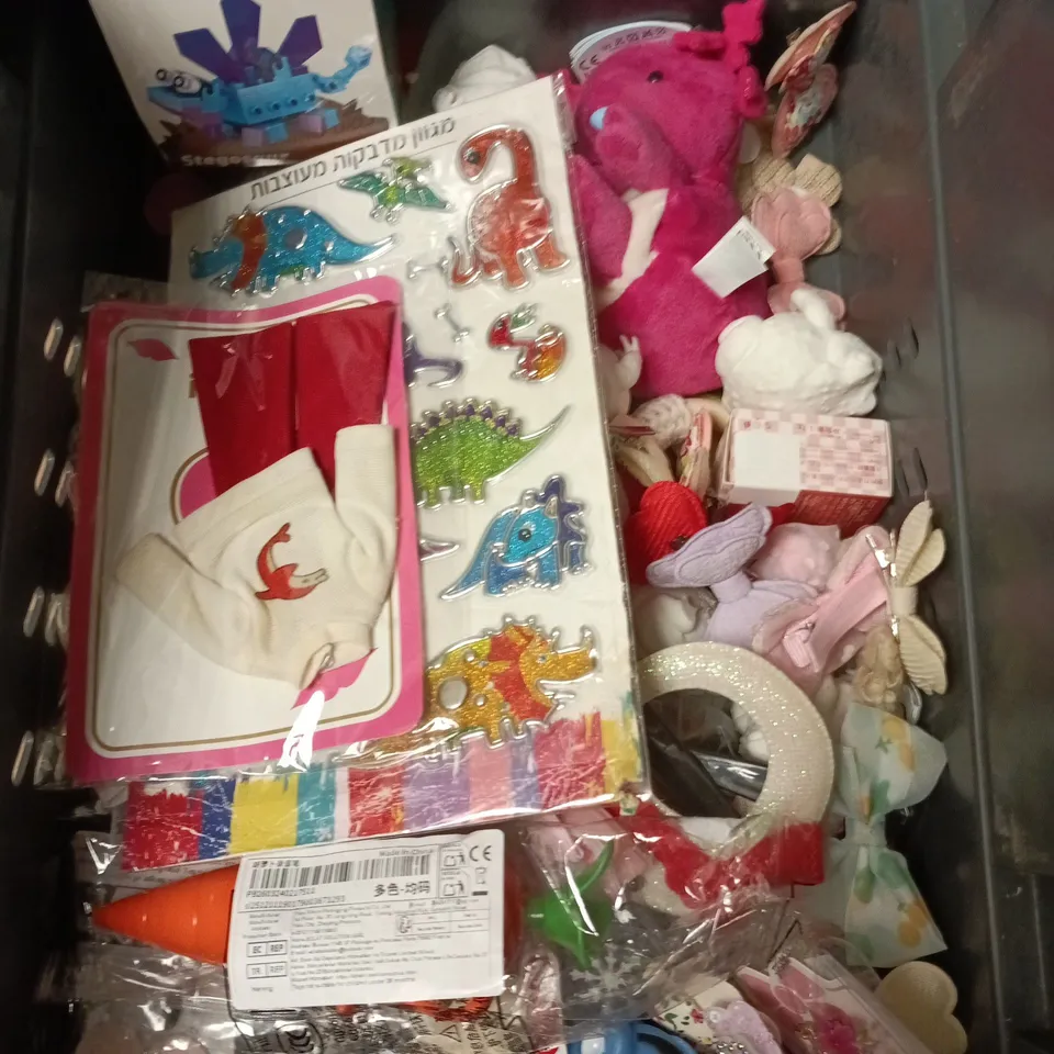 APPROXIMATELY 10 ASSORTED TOYS & GAMES PRODUCTS TO INCLUDE PLUSH TOY, BALLOONS, TRAVEL GAME ETC 