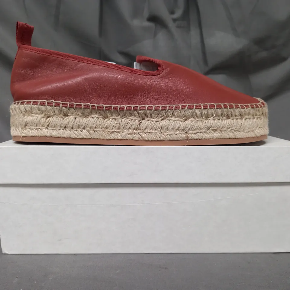 BOXED PAIR OF ARKET SHOES IN DARK ORANGE EU SIZE 40
