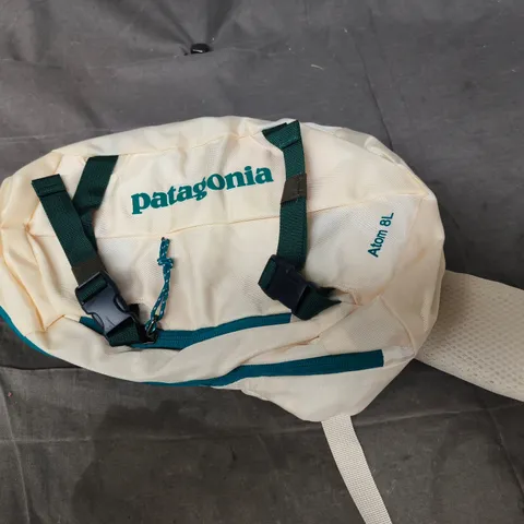 PATAGONIA ATOM SLING 8L - CREAM