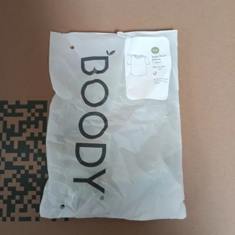 BAGGED BOODY BABY SHORT SLEEVE T-SHIRT IN SAGE - SIZE 06-12M