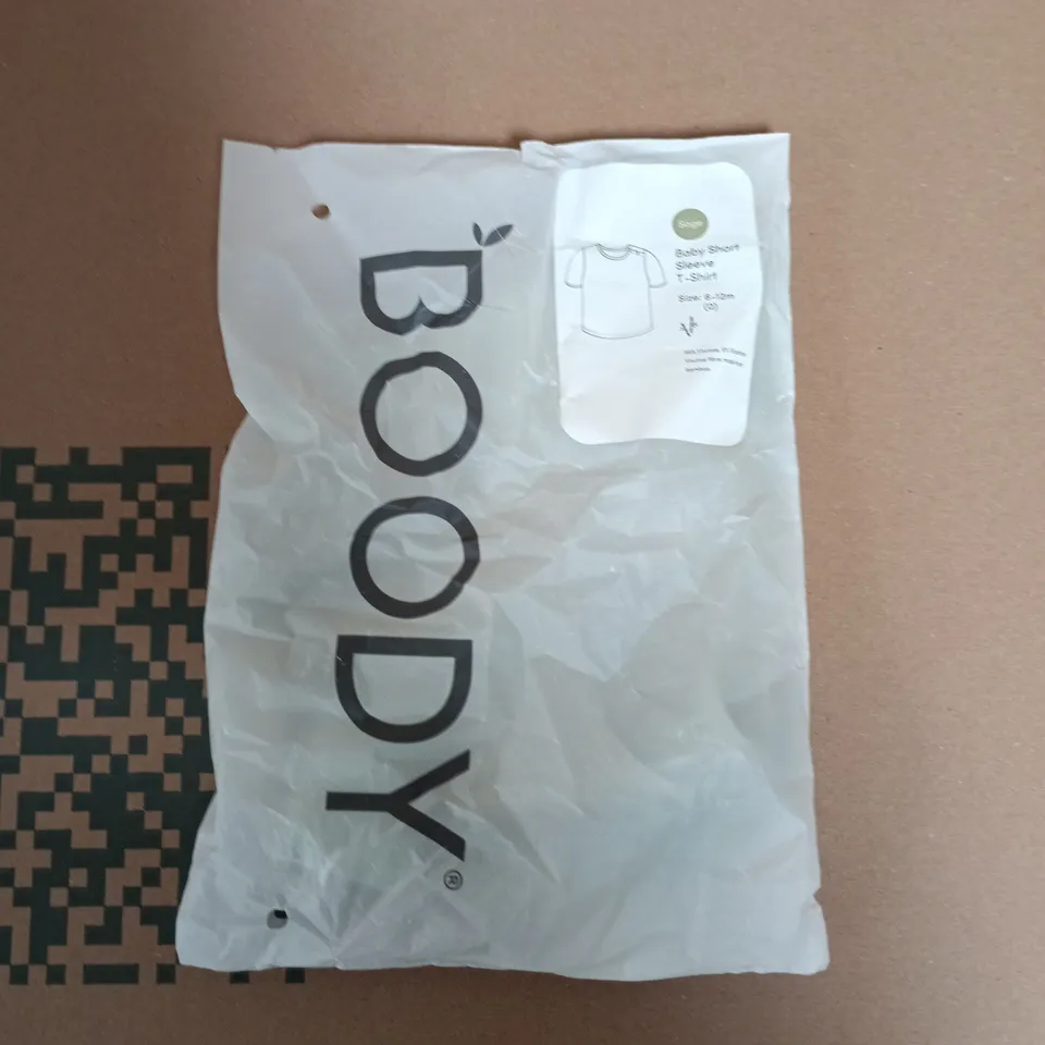 BAGGED BOODY BABY SHORT SLEEVE T-SHIRT IN SAGE - SIZE 06-12M