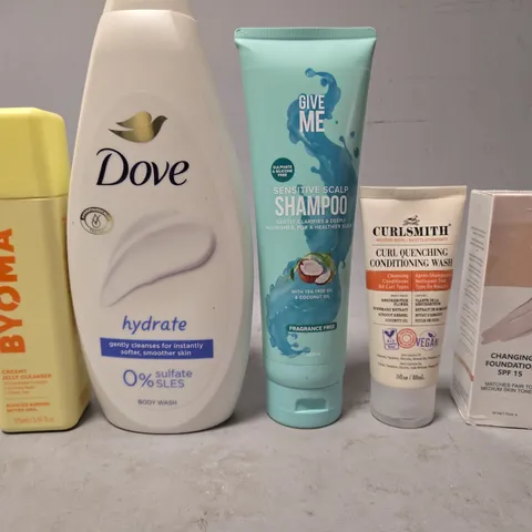 APPROXIMATELY 15 ASSORTED HEALTH & BEAUTY ITEMS TO INCLUDE - BYOMA CREAMY JELLY CLEANSER , GIVE ME SHAMPOO , DOVE HYDRATE BODY WASH ETC
