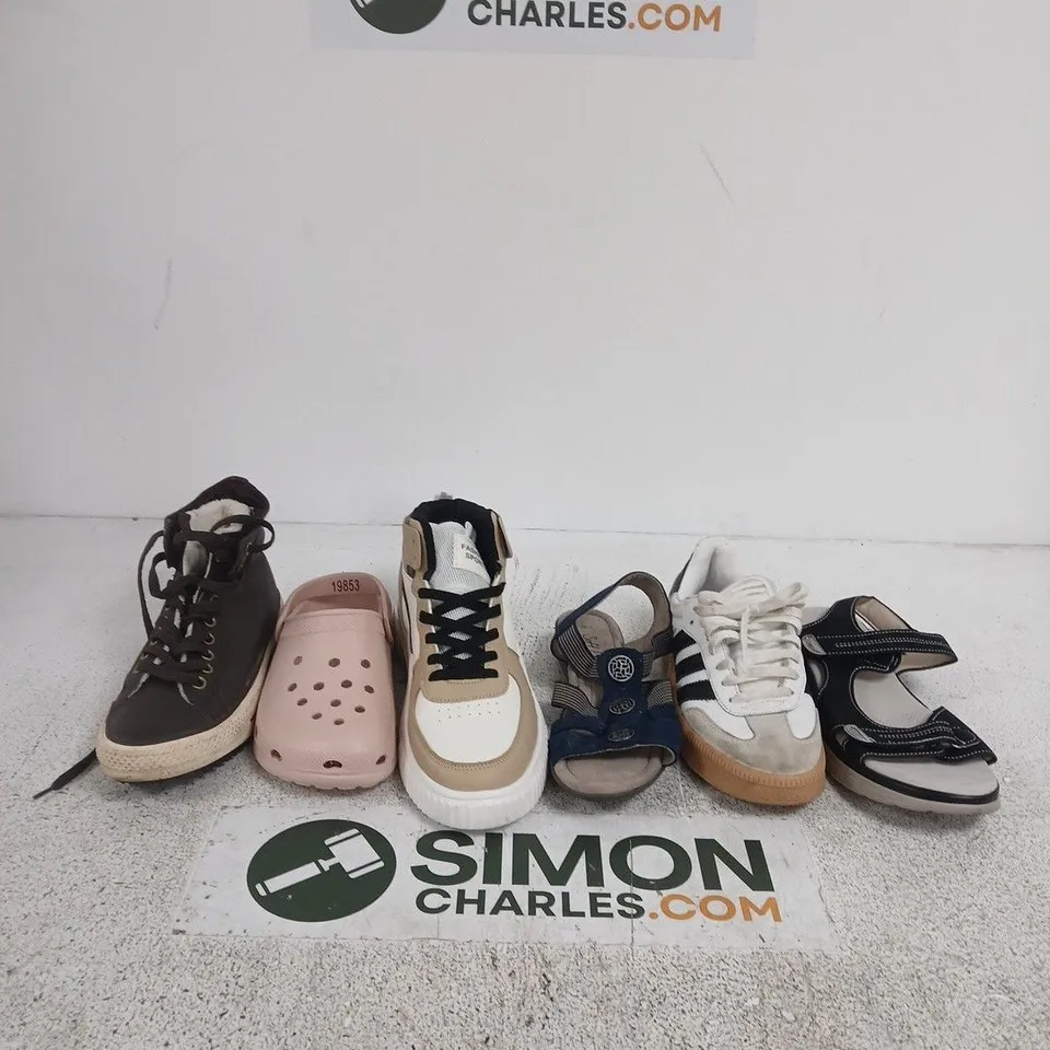 BOX OF APPROXIMATELY 15 ASSORTED SINGLE SHOES INCLUDING A BLACK SANDAL, AN ADIDAS SAMBA AND A SOFT LINE SANDAL