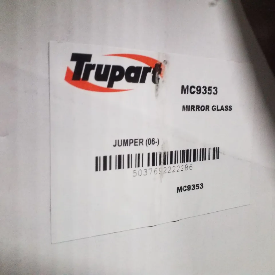 PALLET CONTAINING ASSORTED CAR PARTS INCLUDING MIRROR INDICATOR & WING MIRRORS 