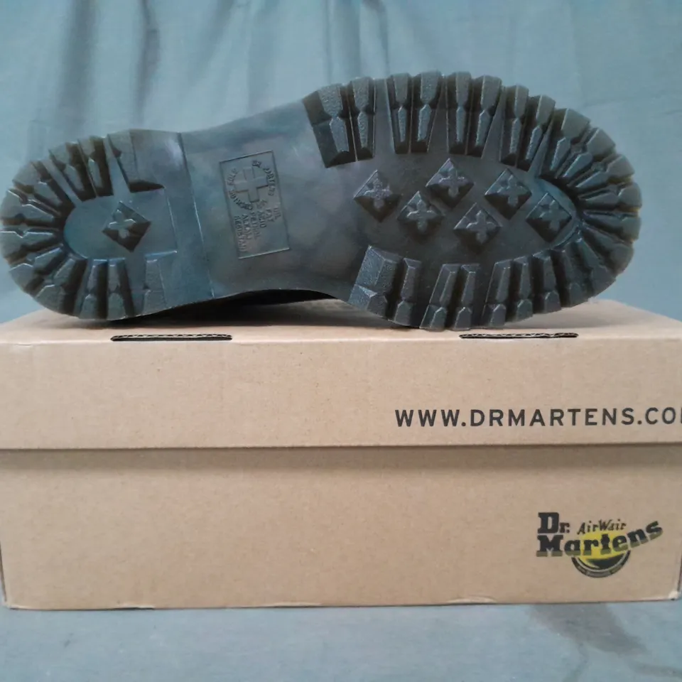 BOXED PAIR OF DR MARTENS DEVON FLWR ANKLE BOOTS IN BLACK UK SIZE 5
