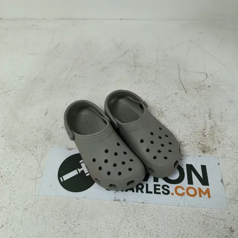CROCS GREY CLASSIC CLOG SHOES – UK 5 (US WOMEN 7, US MEN 5)