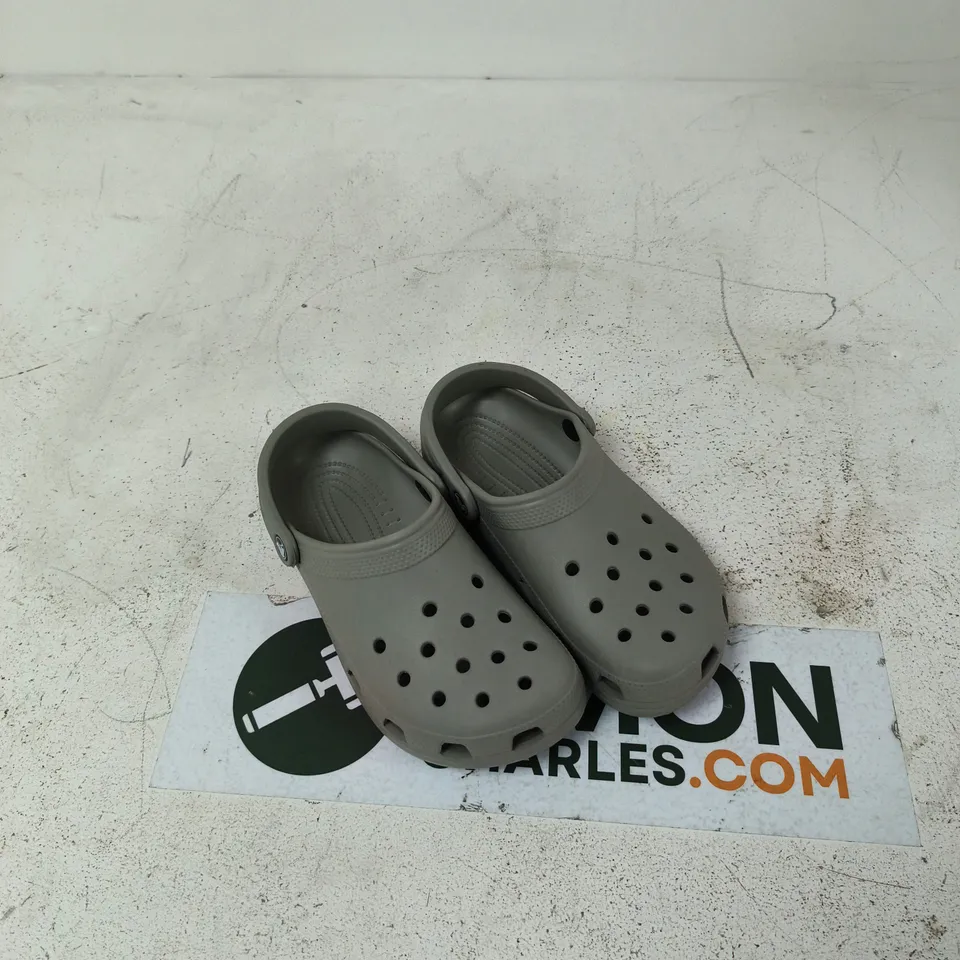 CROCS GREY CLASSIC CLOG SHOES – UK 5 (US WOMEN 7, US MEN 5)
