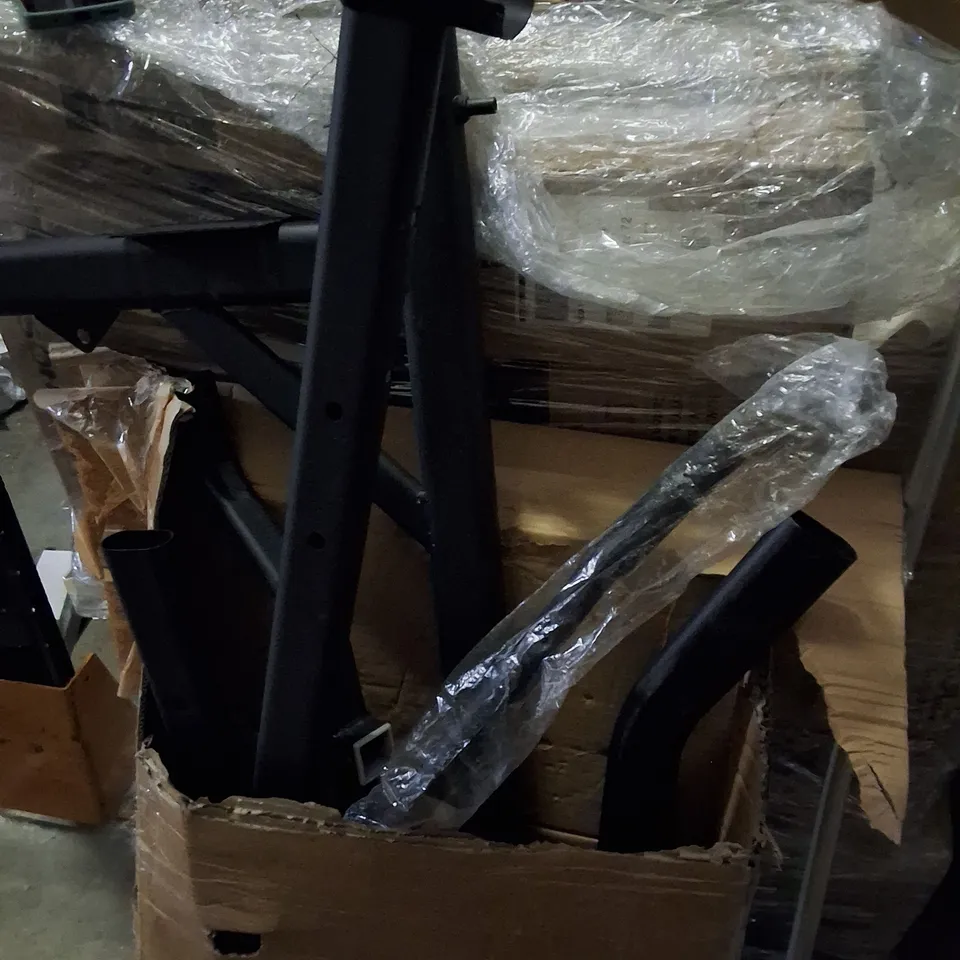 LOT OF ASSORTED HOUSEHOLD AND FLATPACK FIXINGS TO INCLUDE, FOLDING CHAIRS, LAUNDRY HAMPER AND METAL PIECES