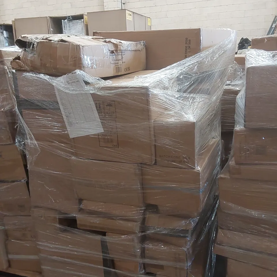 PALLET CONTAINING A VERY LARGE QUANTITY OF ASSORTED LIGHTING PRODUCTS