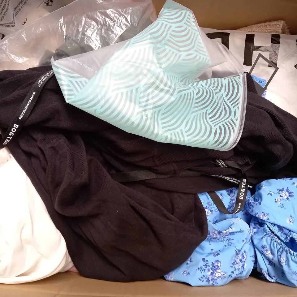 BOX OF APPROXIMATELY 25 ASSORTED CLOTHING ITEMS TO INCLUDE - JEANS , BRA , SHORTS ETC