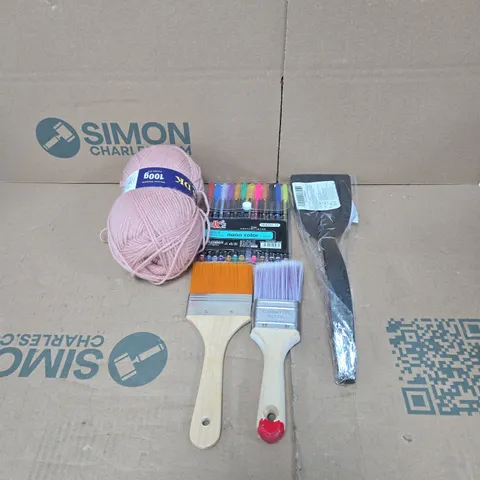 TOTE OF APPROXIMATELY 15 ASSORTED HOUSEHOLD ITEMS TO INCLUDE PAINT BRUSH, SPATULA, WOOL, GLITTER PENS ETC