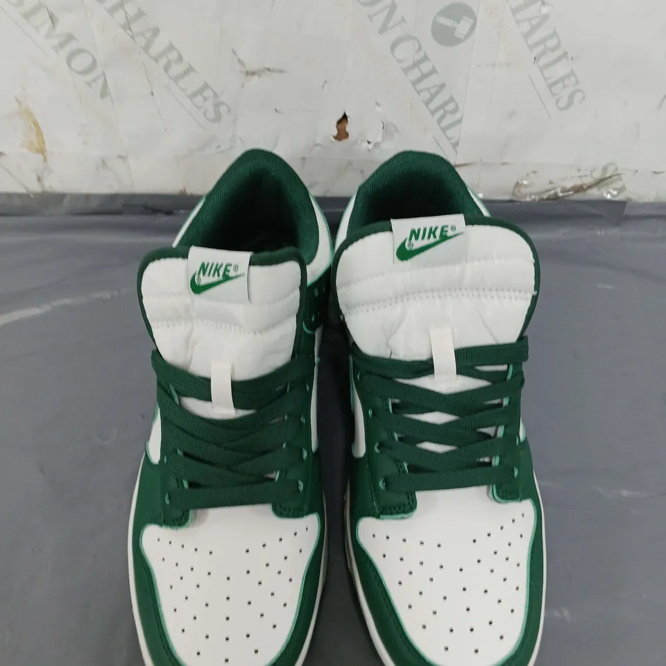 PAIR OF NIKE DUNKS IN GREEN SIZE 8