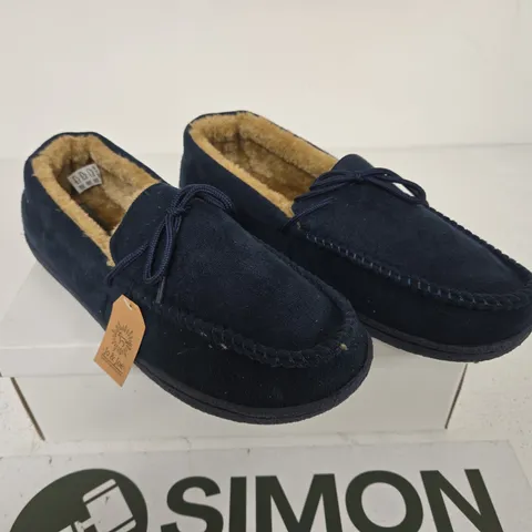 BOXED PAIR OF JO & JOE MALCOLM NAVY SLIPPERS – UK 11