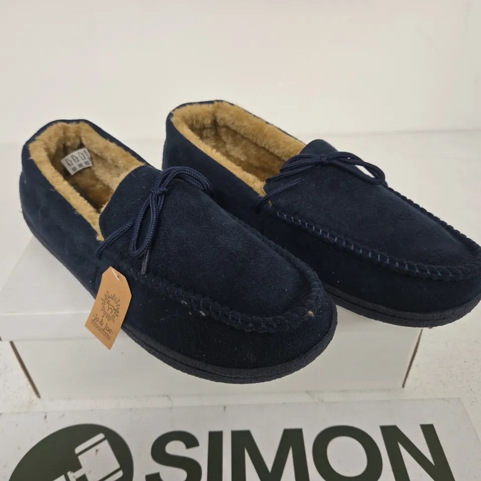 BOXED PAIR OF JO & JOE MALCOLM NAVY SLIPPERS – UK 11