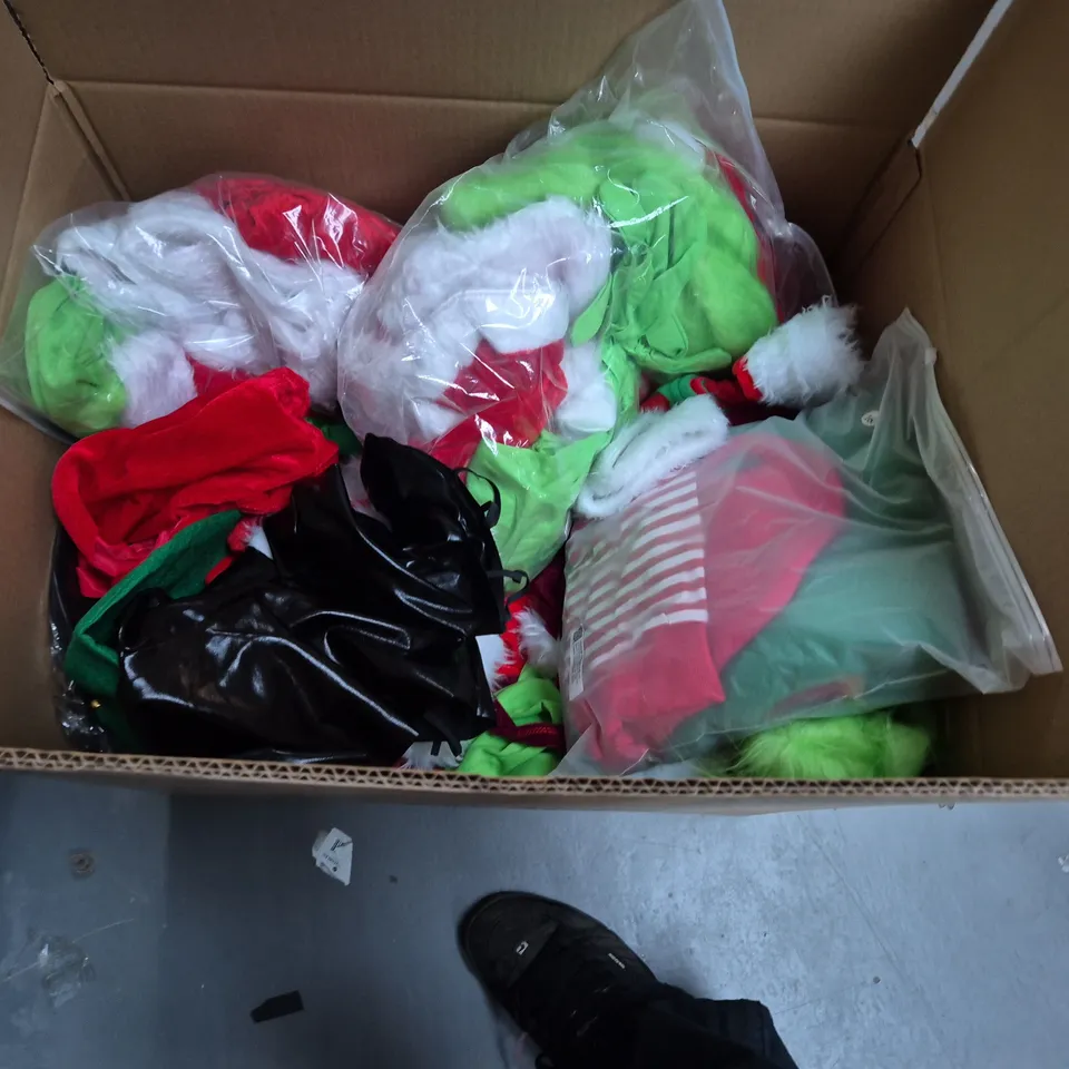 LOT OF ASSORTED FANCY DRESS ITEMS TO INCLUDE BLEEDING MASK, GINGERBREAD ONSIE AND SANTA COSTUMES