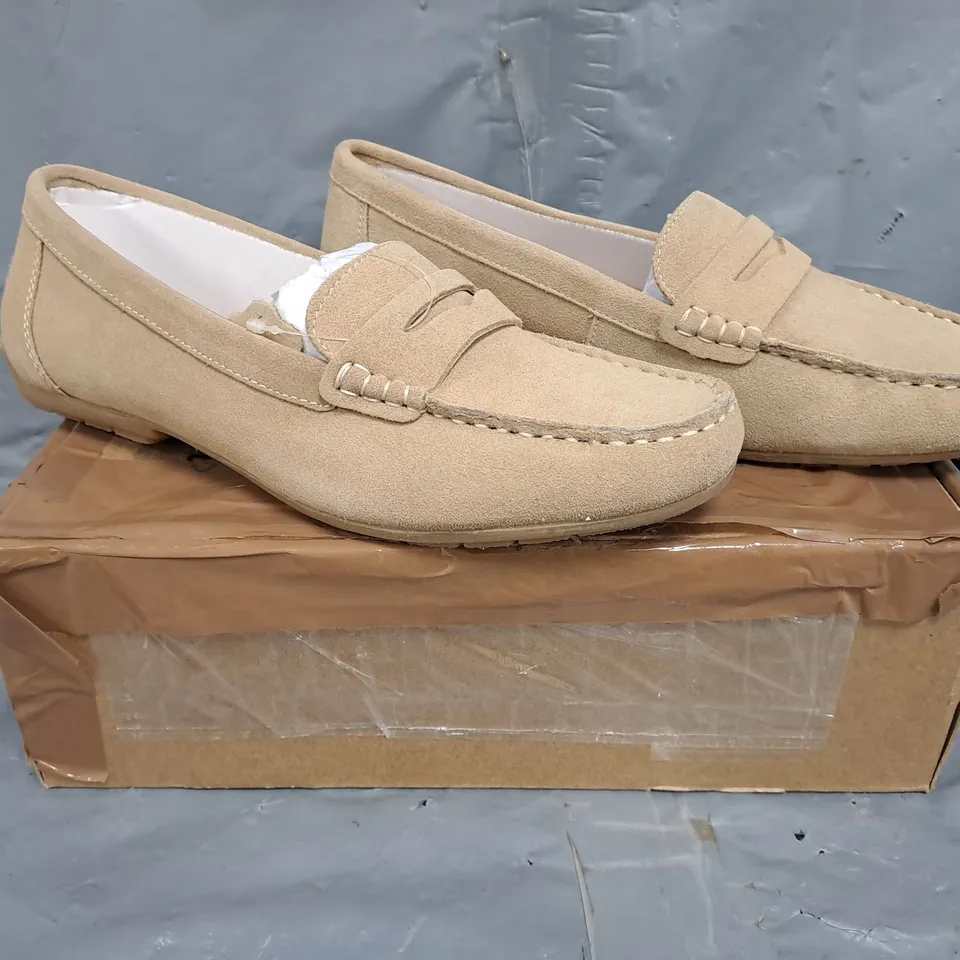 BOXED PAIR OF LANDS' END SUEDE DRIVING SHOES IN SANDSTONE SIZE UK 6