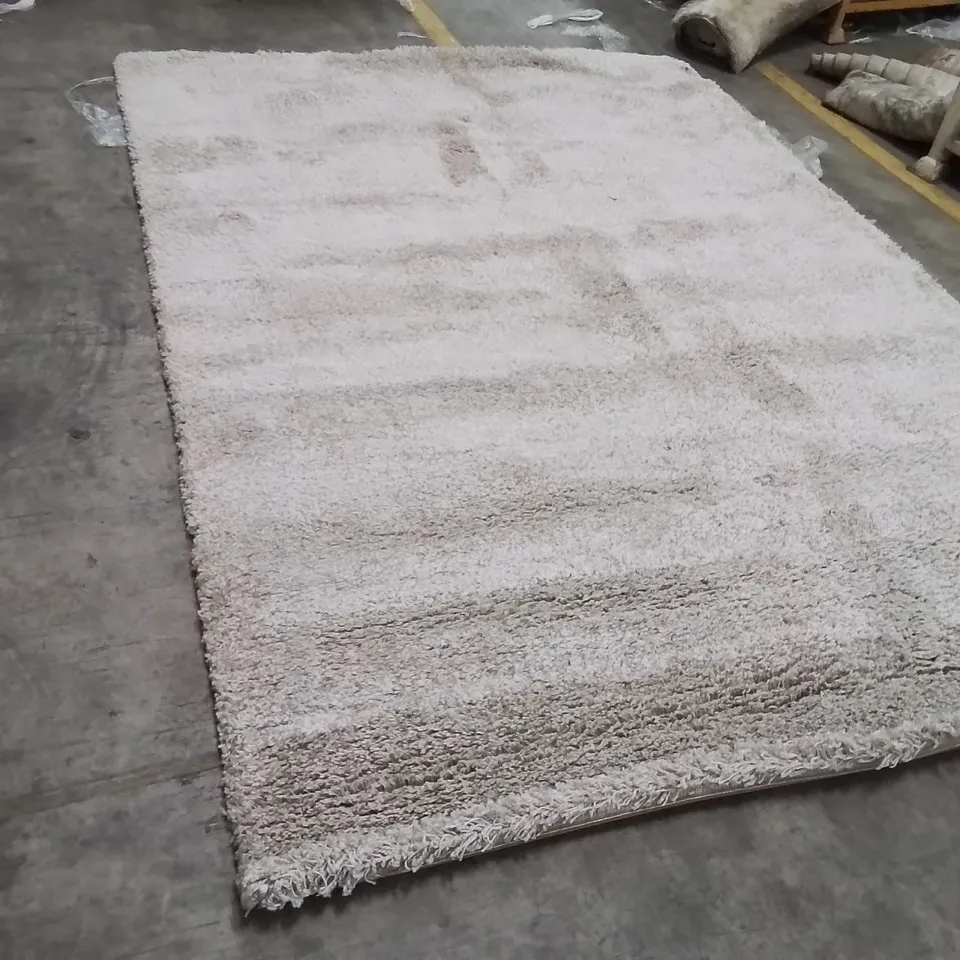 QUALITY DESIGNER AREA RUG APPROXIMATELY 280X200CM
