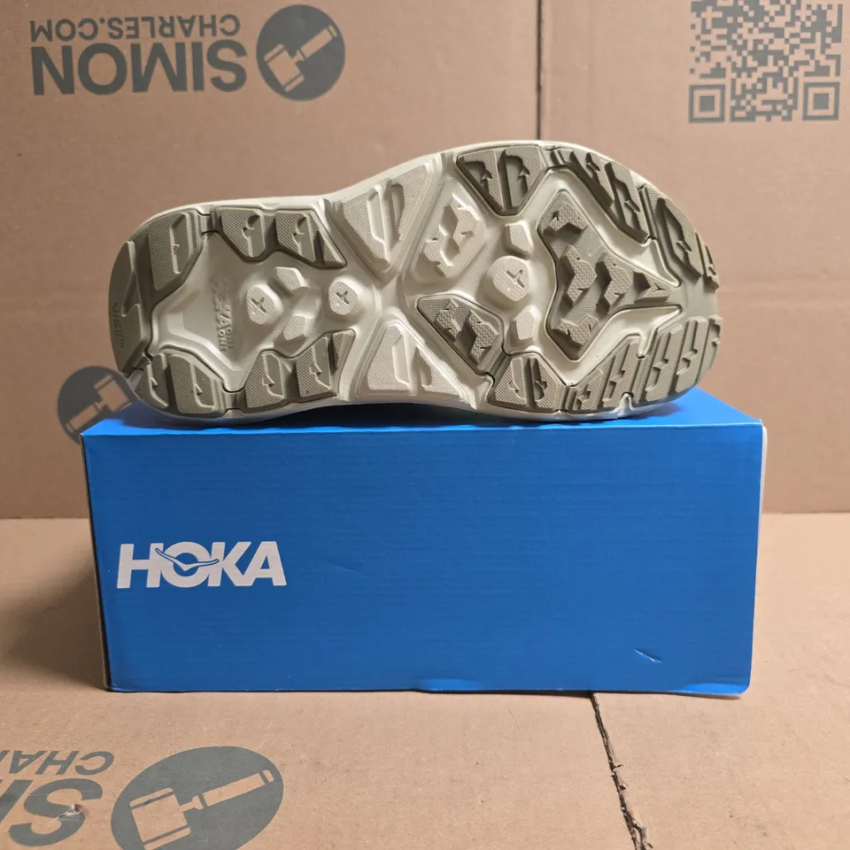 BOXED PAIR OF HOKA HOPARA SANDALS IN PALE GREEN SIZE UK 6.5
