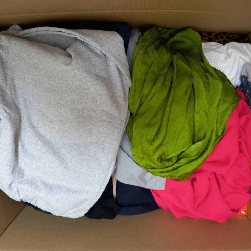 LOT OF ASSORTED CLOTHING ITEMS  AND ACCESSORIES TO INCLUDE; T-SHIRTS, JUMPERS ETC