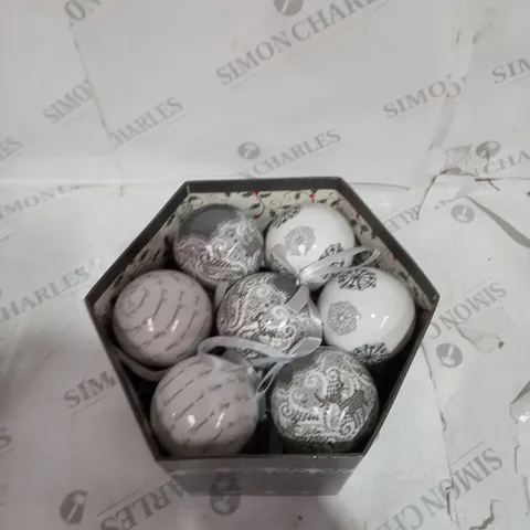 CHRISTMAS BAUBLE SET - WHITE/GREY