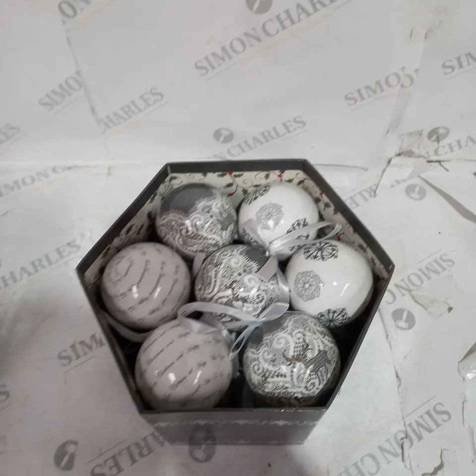 CHRISTMAS BAUBLE SET - WHITE/GREY 
