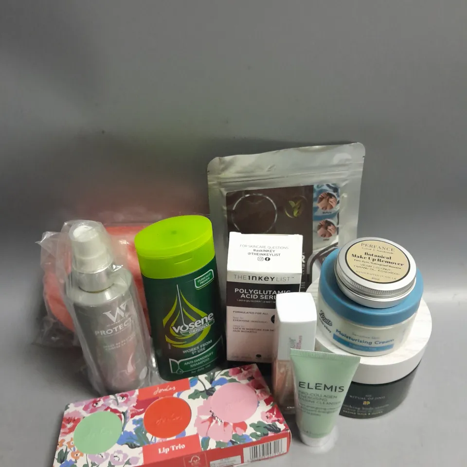 BOX OF APPROXIMATELY 15 COSMETIC ITEMS TO INCLUDE - RITUAL OF JING BODY CREAM - MAYBELINNE PORCELAIN FOUNDATION - THE INKEY LIST POLYGLUTAMIC ACID SERUM ETC 