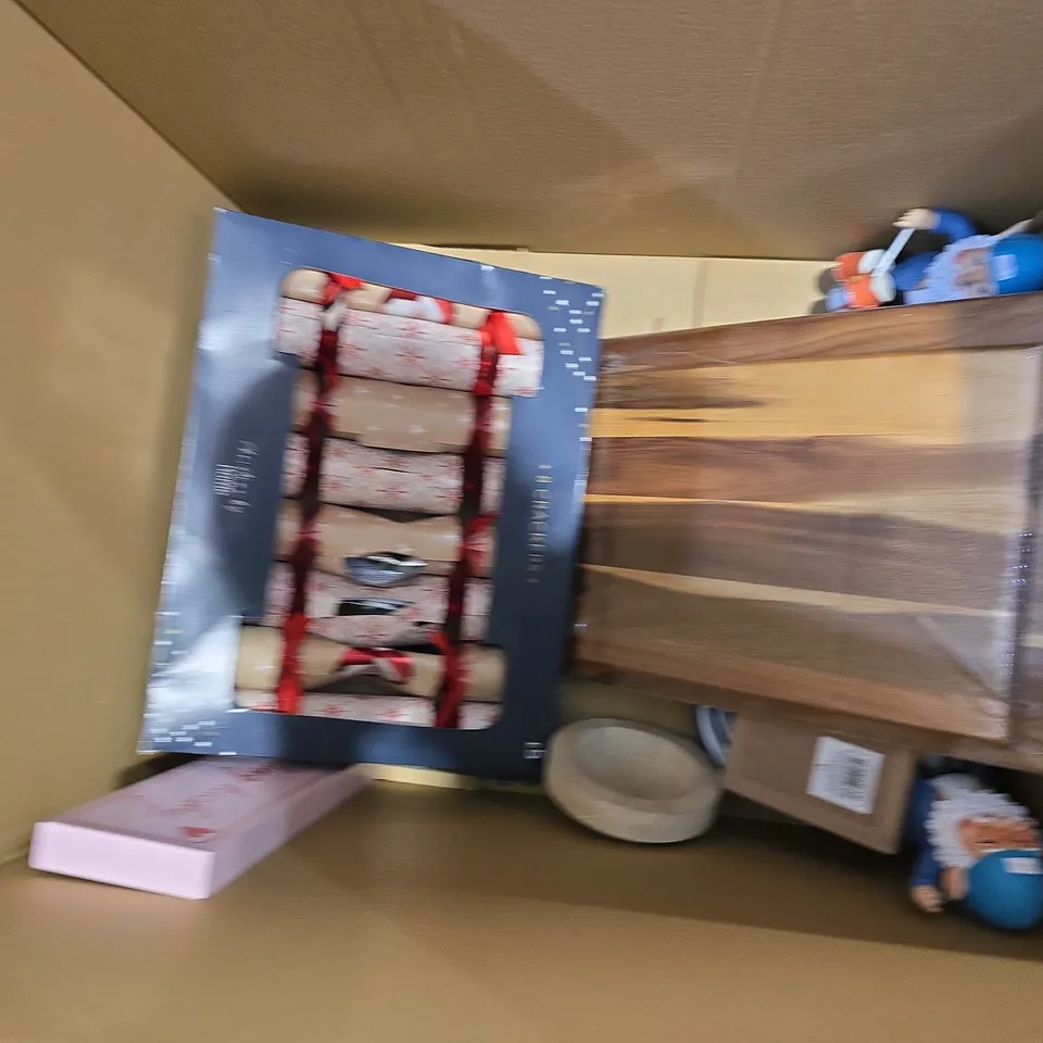 BOX OF APPROXIMATELY 10 ASSORTED HOUSEHOLD ITEMS TO INCLUDE - WALL ART, CRACKERS, AND STORAGE BASKETS ETC. 