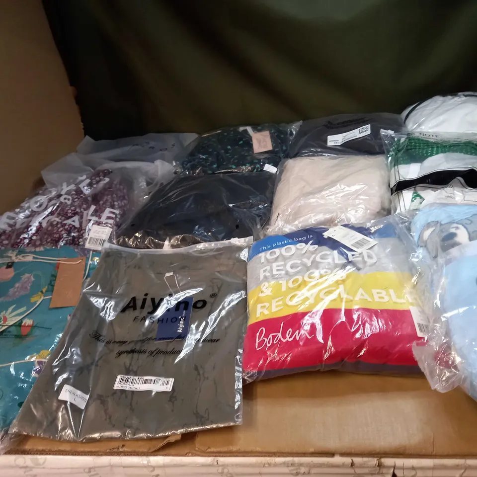LOT OF APPROX 20 ASSORTED CLOTHING ITEMS VARYING IN SIZE/COLOUR/STYLE TO INCLUDE: TROUSERS, SKIRTS, TOPS