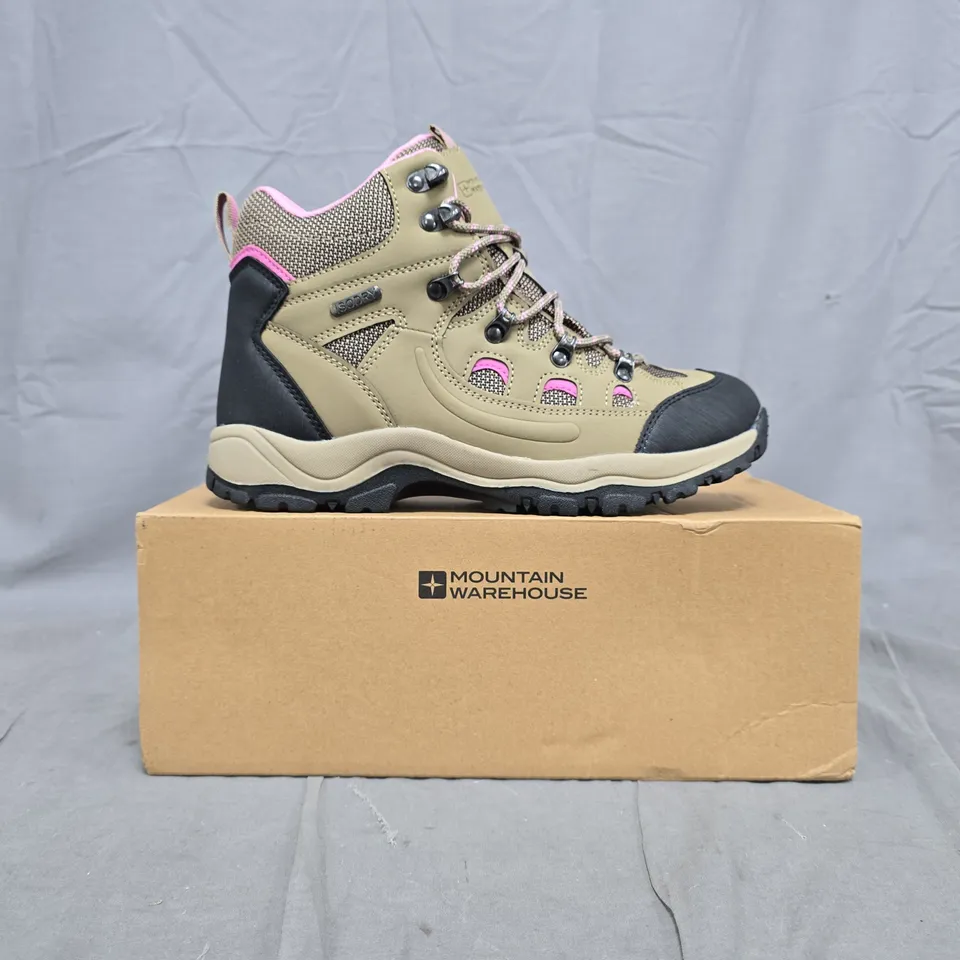 BOXED PAIR OF MOUNTAIN WAREHOUSE ADVENTURER WOMEN'S WATERPROOF WALKING BOOTS IN BEIGE/PINK SIZE UK 6.5