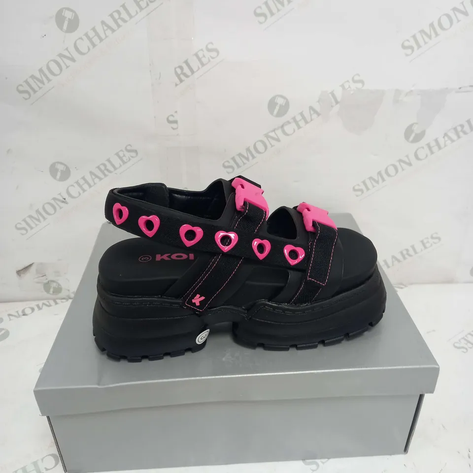 BOXED PAIR OF KOI FOOTWEAR FAKE FEELINGS CHUNKY SANDALS IN BLACK/PINK- SIZE 3