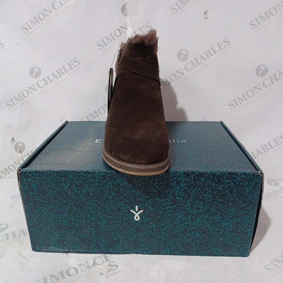 BOXED PAIR OF EMU AUSTRAILA MERAK SUEDE BOOTS IN ESPRESSO - UK SIZE 6