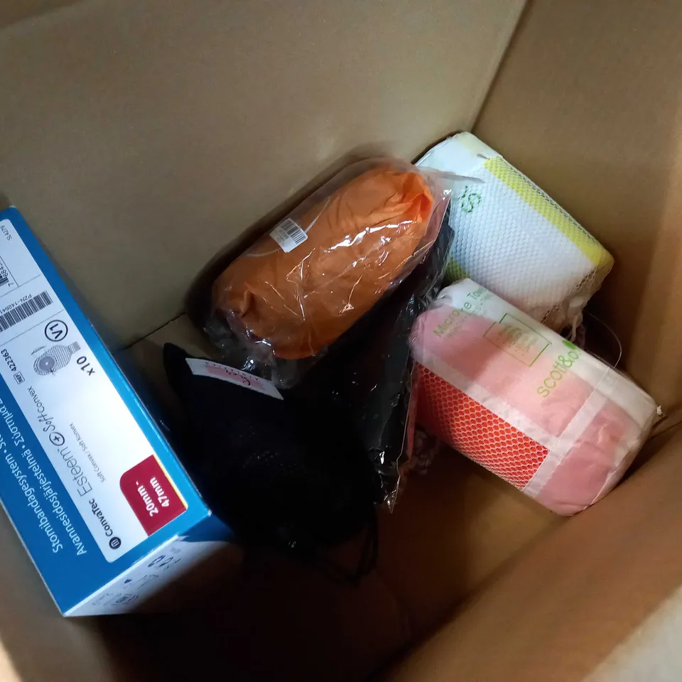 LOT OF APPROX 10 ASSORTED HOUSEHOLD/PET/HOBBIE RELATED ITEMS TO INCLUDE: DOG ACCESORIES, DOG TOY, INFLATABLE LIFE SAVER