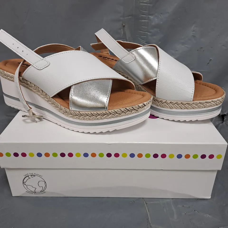 BOXED PAIR OF ADESSO COCO SUMMER SANDALS IN WHITE/SILVER SIZE 5