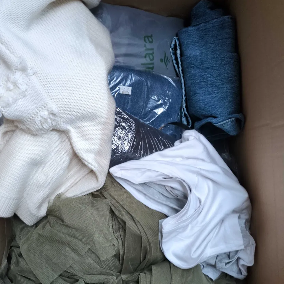 APPROXIMATELY 20 ASSORTED CLOTHING PRODUCTS IN VARIOUS STYLES & SIZES TO INCLUDE JUMPERS, T-SHIRTS, DRESSES ETC