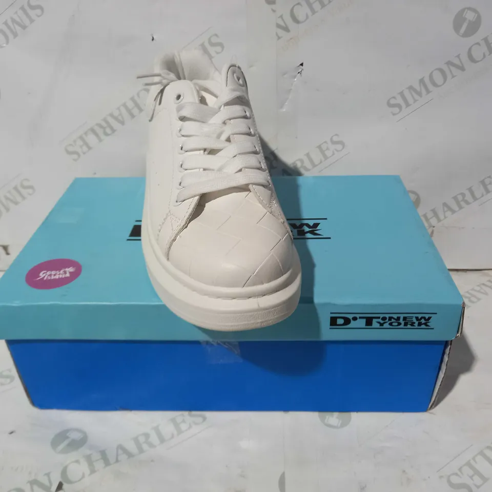 BOXED PAIR OF DT NEW YORK TRAINERS IN WHITE EU SIZE 38