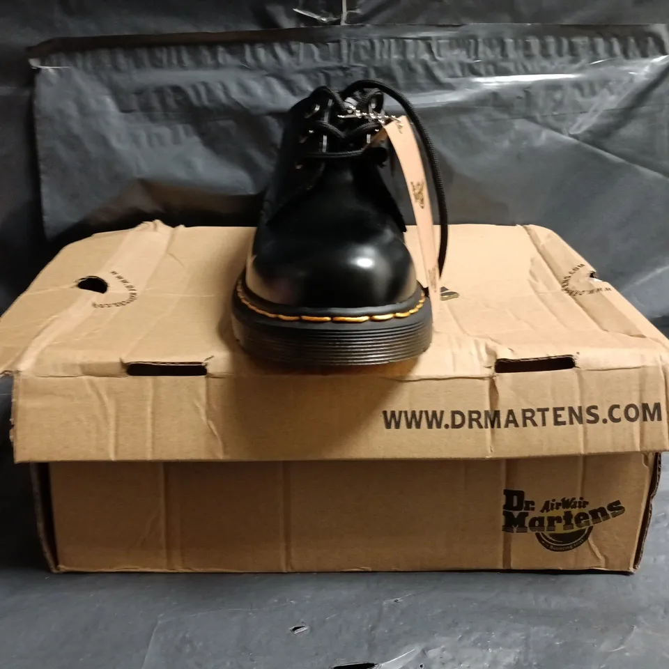 BOXED PAIR OF DR MARTENS 1461 SHOES IN BLACK SIZE UK 7