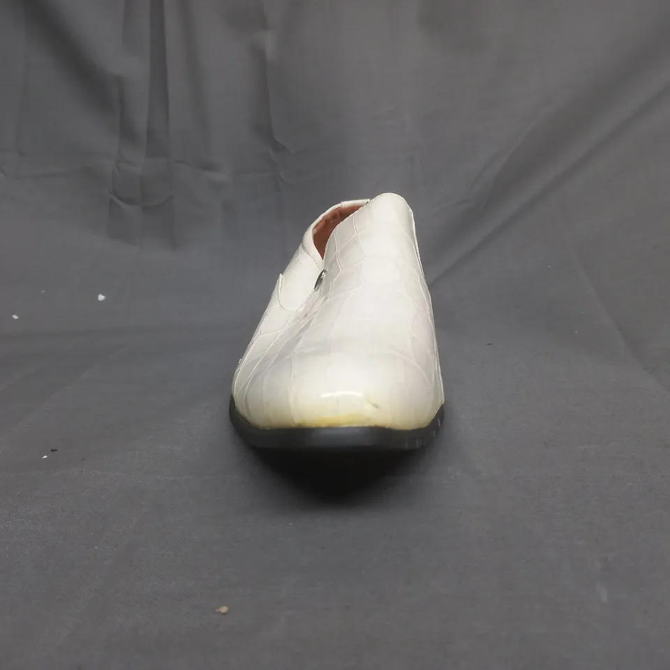 BOXED PAIR OF W.S SLIP ON SHOES IN WHITE EU SIZE 44