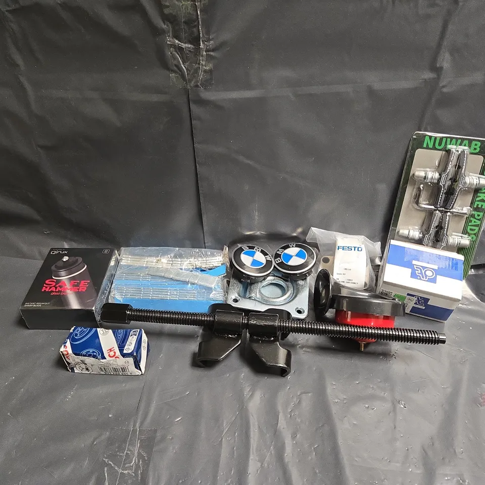 APPROXIMATELY 15 ASSORTED VEHICLE PARTS & ACCESSORIES TO INCLUDE BRAKE PADS, BMW BADGES, GEAR SHIFT KNOB, ETC