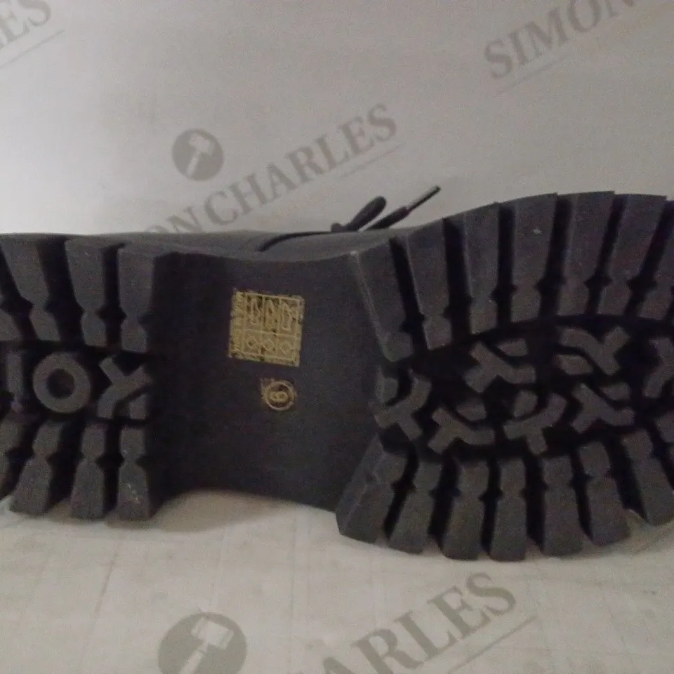PAIR OF KOI THE CORRUPTER MEN'S SQUARE TOE SHOES SIZE 9