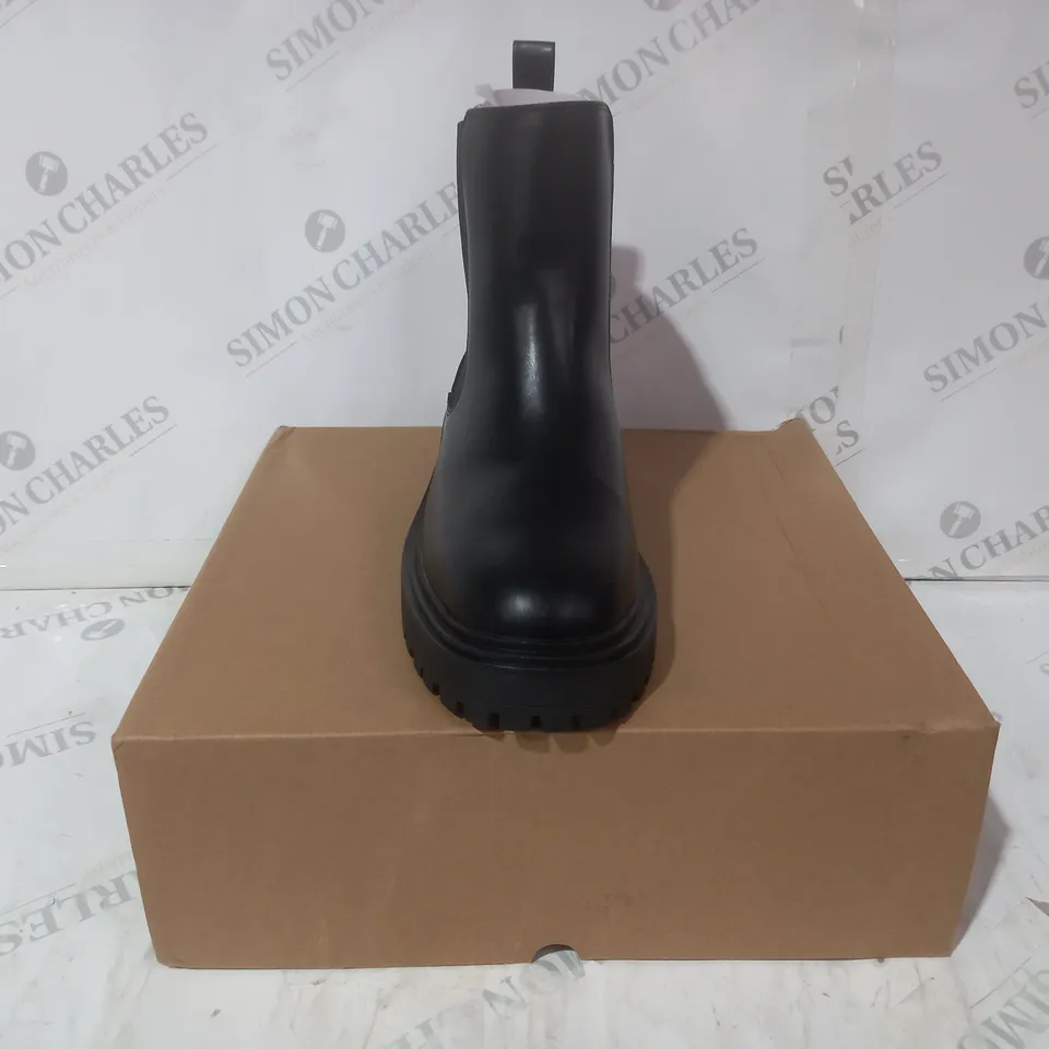 BOXED PAIR OF V BY VERY BOOTS IN BLACK SIZE 7
