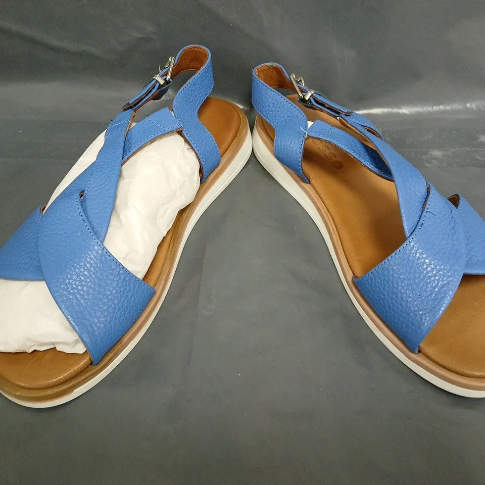 BOXED PAIR OF ADESSO DAISY SANDALS IN CORNFLOWER SIZE 6