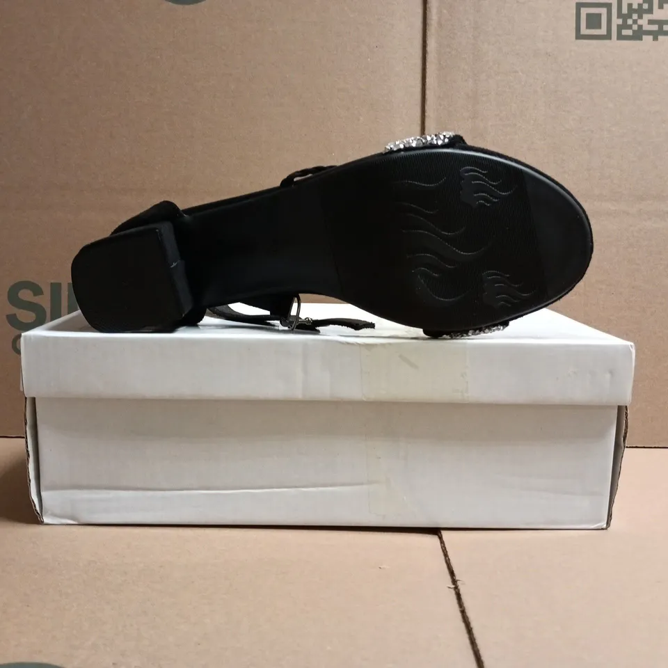 BOXED PAIR OF UNBRANDED OPEN TOE BLOCK HEEL SANDALS IN BLACK SIZE EU 39