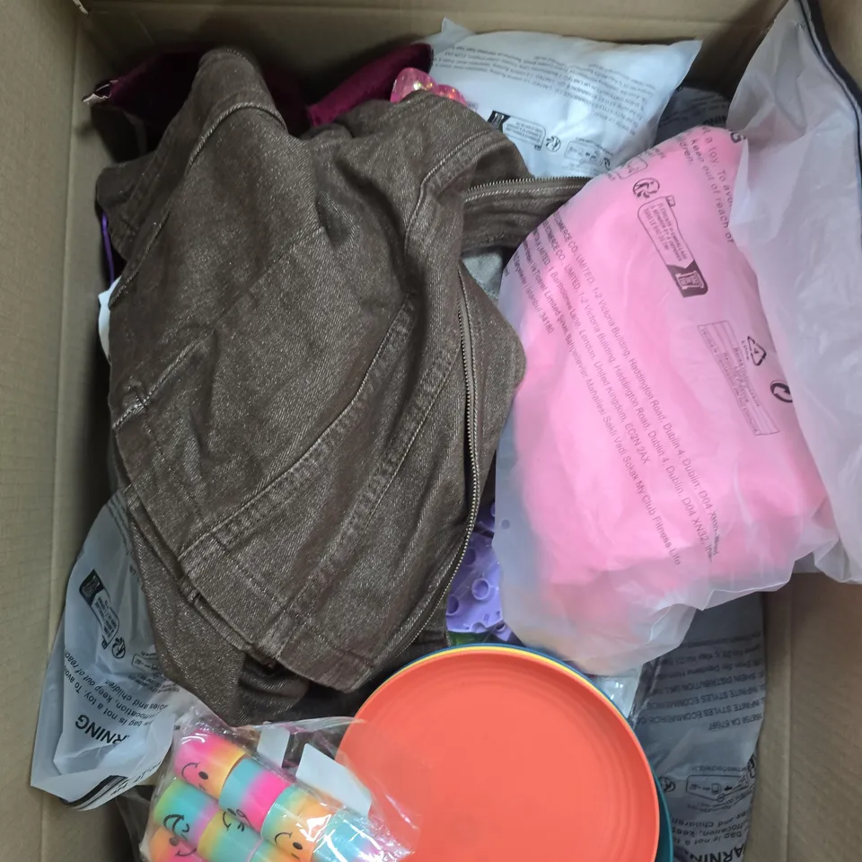 APPROXIMATELY 20 ASSORTED HOUSEHOLD PRODUCTS TO INCLUDE CLOTHING, PLATES, HOME DECOR ETC